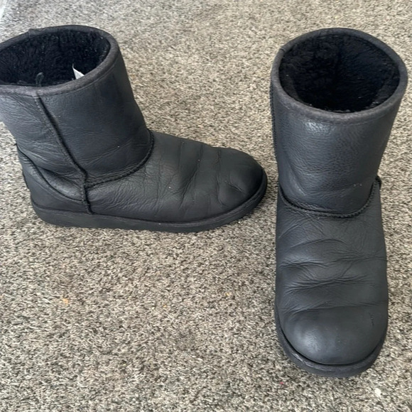 Waterproof ugg black short boots size 6 - Picture 1 of 9